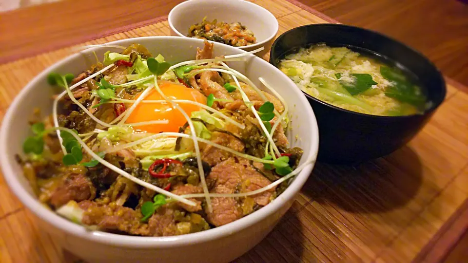 豚肉&高菜のｺﾞﾏ塩ﾎﾟﾝ酢炒め丼～
の晩ごはん✨|kaz(*･ω･)さん