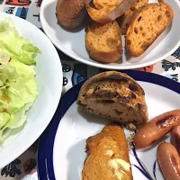 Snapdishの料理写真:ル・オーブンのパンセットいただきました。
自然解凍してオーブントースターで軽く焼くだけで、焼きたてパンの美味しさ❣️|じゅんこさん