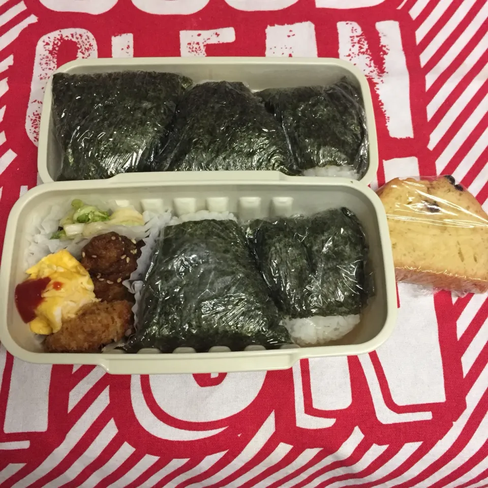 Snapdishの料理写真:次男中学野球弁当⚾️
・
今日も遠征。練習試合。
『多めの軽食』と連絡あり。
・
鮭おにぎり
梅おにぎり
油味噌おにぎり
卵焼き
チキン甘辛
コロッケ
白菜塩昆布和え
パウンドケーキ
・
#DAISO弁当#あんみつさん|mickyさん