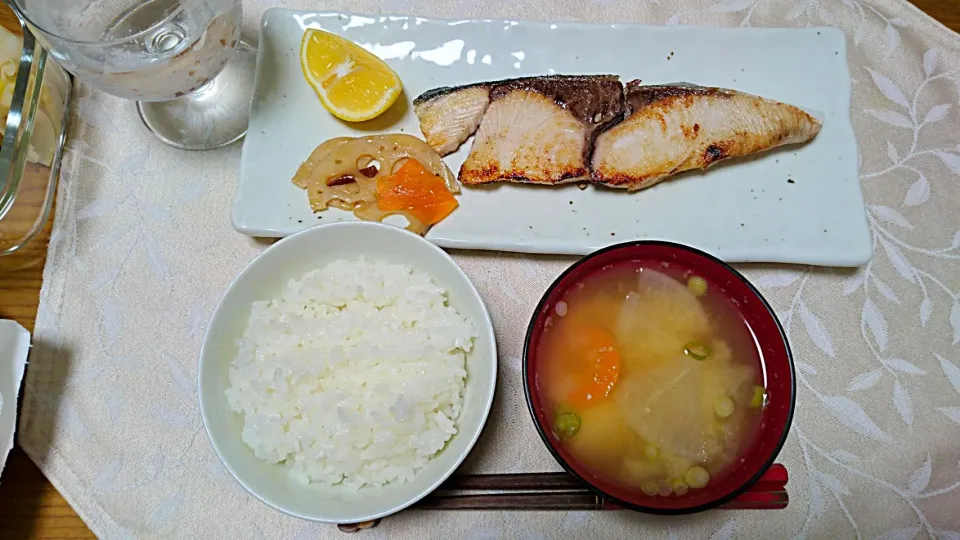 鰤の塩麹漬け焼き
里芋と大根の味噌汁|卯月さん