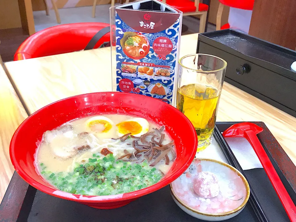 Boiled egg ramen noodles with braised beef bone soup|Sky Blueさん