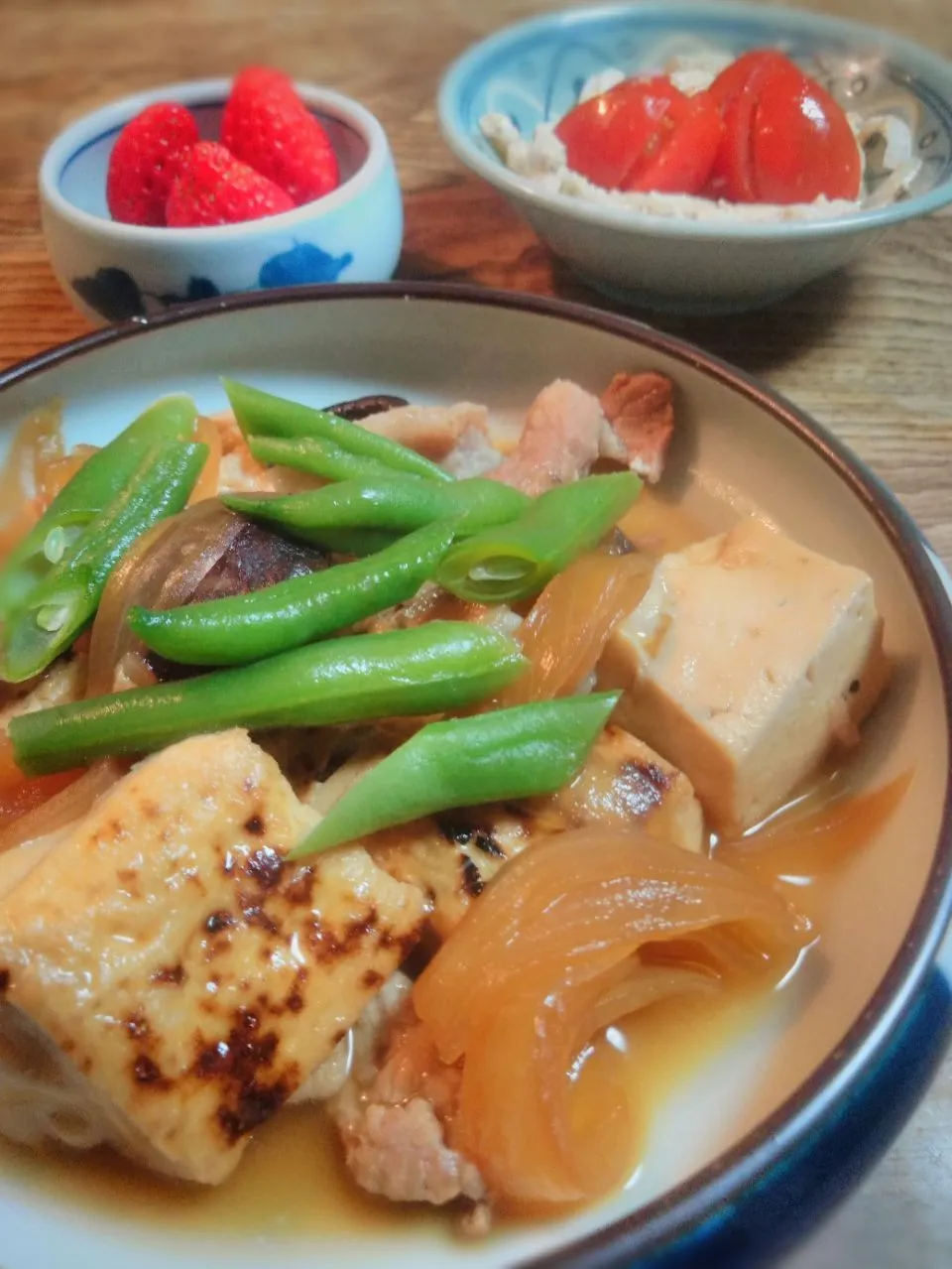 休日のお夕飯
・豚コマで肉豆腐
・玉ねぎとミニトマトのサラダ|akiさん