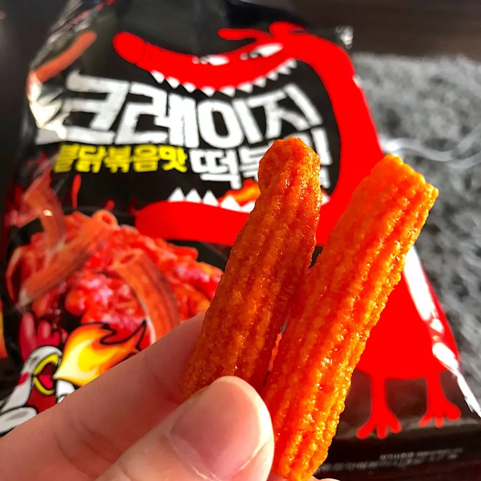 商品名が🤣「クレイジートッポッキ プルタックポックン味」スナック菓子なのに容赦ない辛さ🌶|ヨッチャンさん