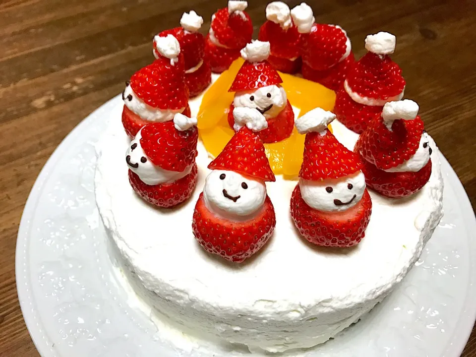 いちごサンタのクリスマスケーキ🎄|yummy tommyさん