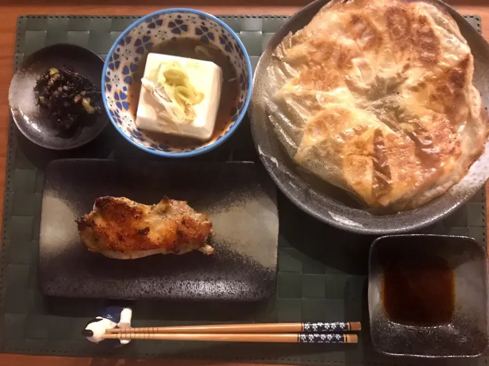 Snapdishの料理写真:2018,12,23 相方さんのお夜食
#羽根つき餃子
#鶏肉のバジルソース焼き
#ひじき
#冷奴|ATSUMIさん