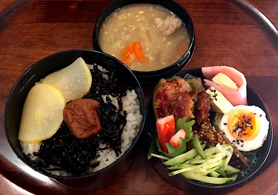 本日もお弁当🍱ピーマン肉詰めセゾンファクトリーのトマトケチャップ使用🥦牛蒡のきんぴら🍠ゆで卵🥚胡瓜🥒ハムチーズ🧀カニカマ大葉巻き🥬#息子弁当 #サーモス  #サーモスランチジャー  #ピーマンの肉詰め  #セゾンファクトリー  #セゾンファクトリーのトマトケチャップ  #ゆで卵  #きんぴらごぼう  #ハムチーズ #カ|Yukie  Toriseさん