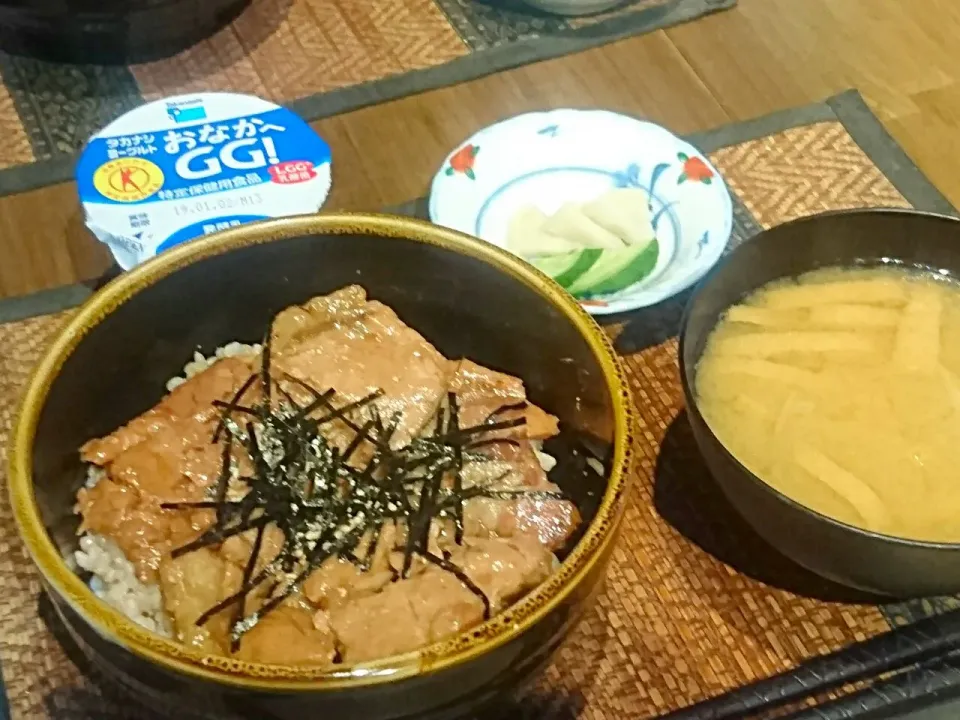 豚丼&玉ねぎの味噌汁|まぐろさん