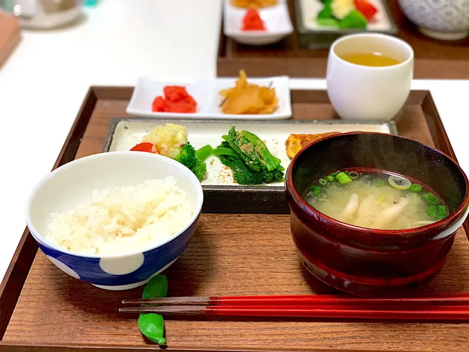 朝ごはん。龍の瞳、しめじと長ねぎのお味噌汁、卵焼き、ほうれん草のおひたし、ブロッコリーとトマトのサラダ、はりはり漬け、明太子。|yukiさん