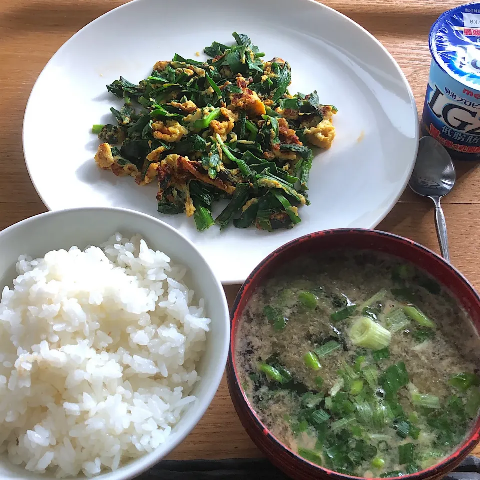 Snapdishの料理写真:サクッとニラ玉朝食😊|Jean Nobyさん