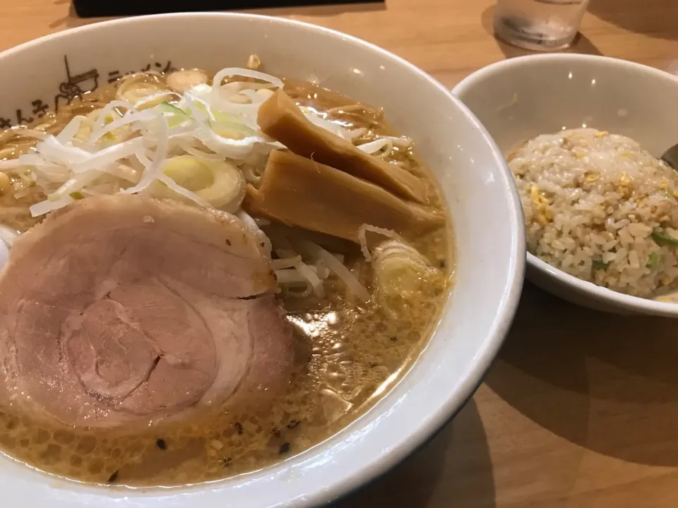 どさん子の味噌ラーメン+半チャーハン。久しぶりにどさん子の名前を見つけて入ったらやっぱり懐かしい味。特にチャーハンが激ウマだった。|KOMAさん