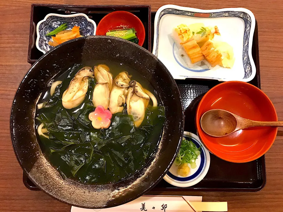 Snapdishの料理写真:牡蠣うどんと棒鮨セット|マハロ菊池さん