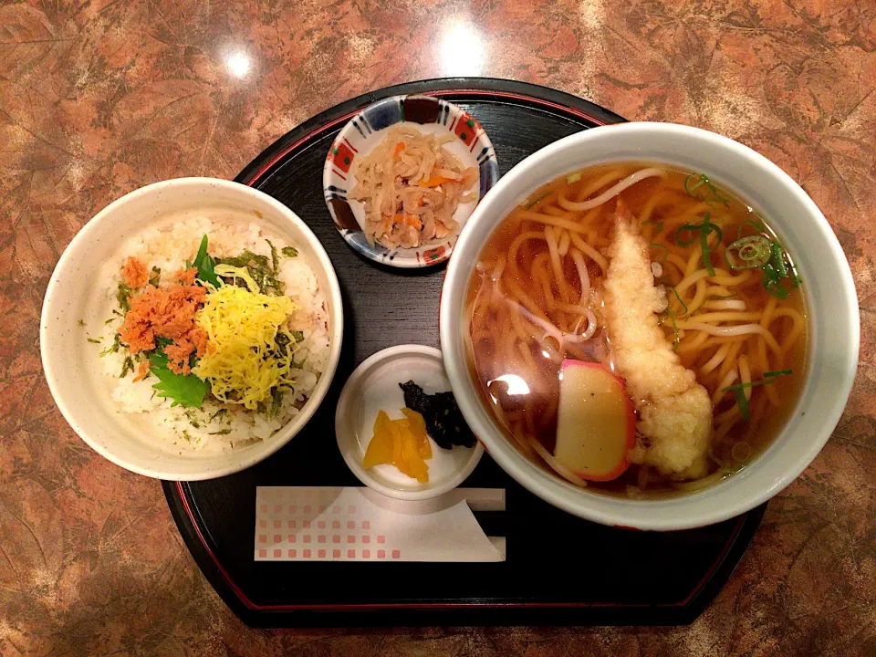 おすすめ定食(シャケフレーク丼と天ぷらうどん)|ばーさんさん