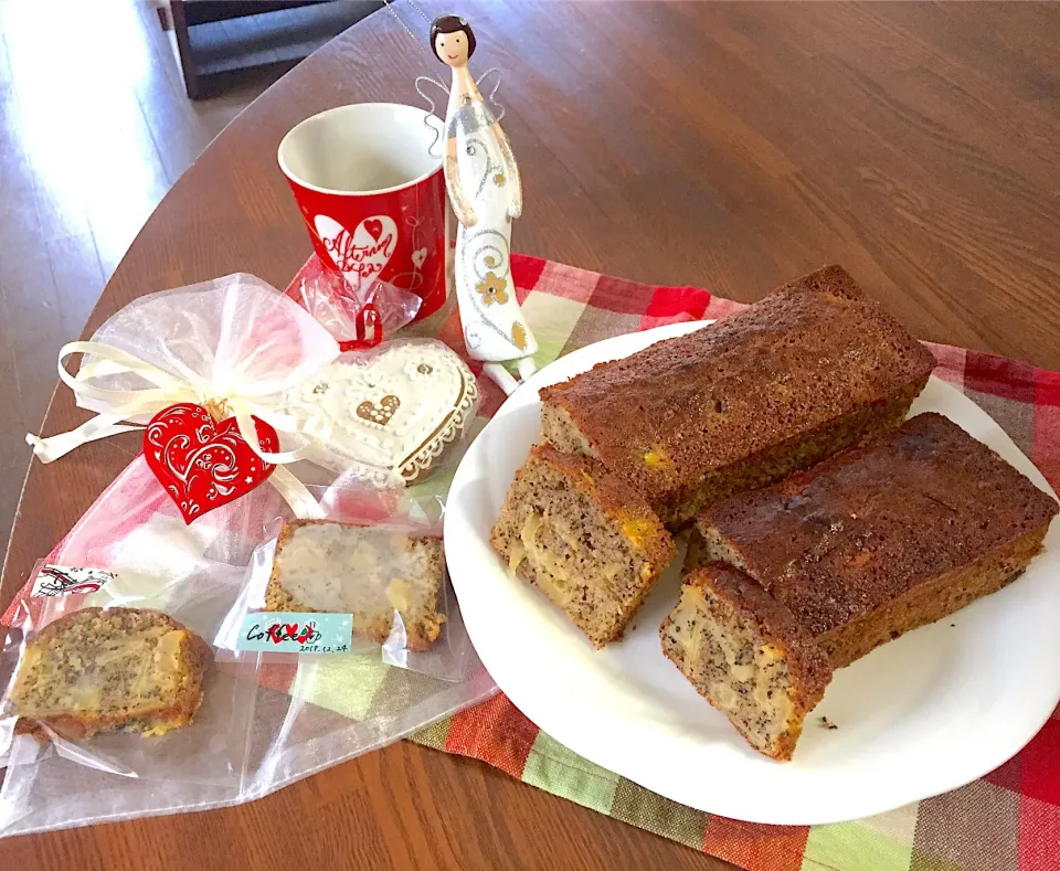 Snapdishの料理写真:紅茶とりんごのパウンドケーキ  ＆       コーヒーとりんごのパウンドケーキ|*Saku✿ฺ ஐさん