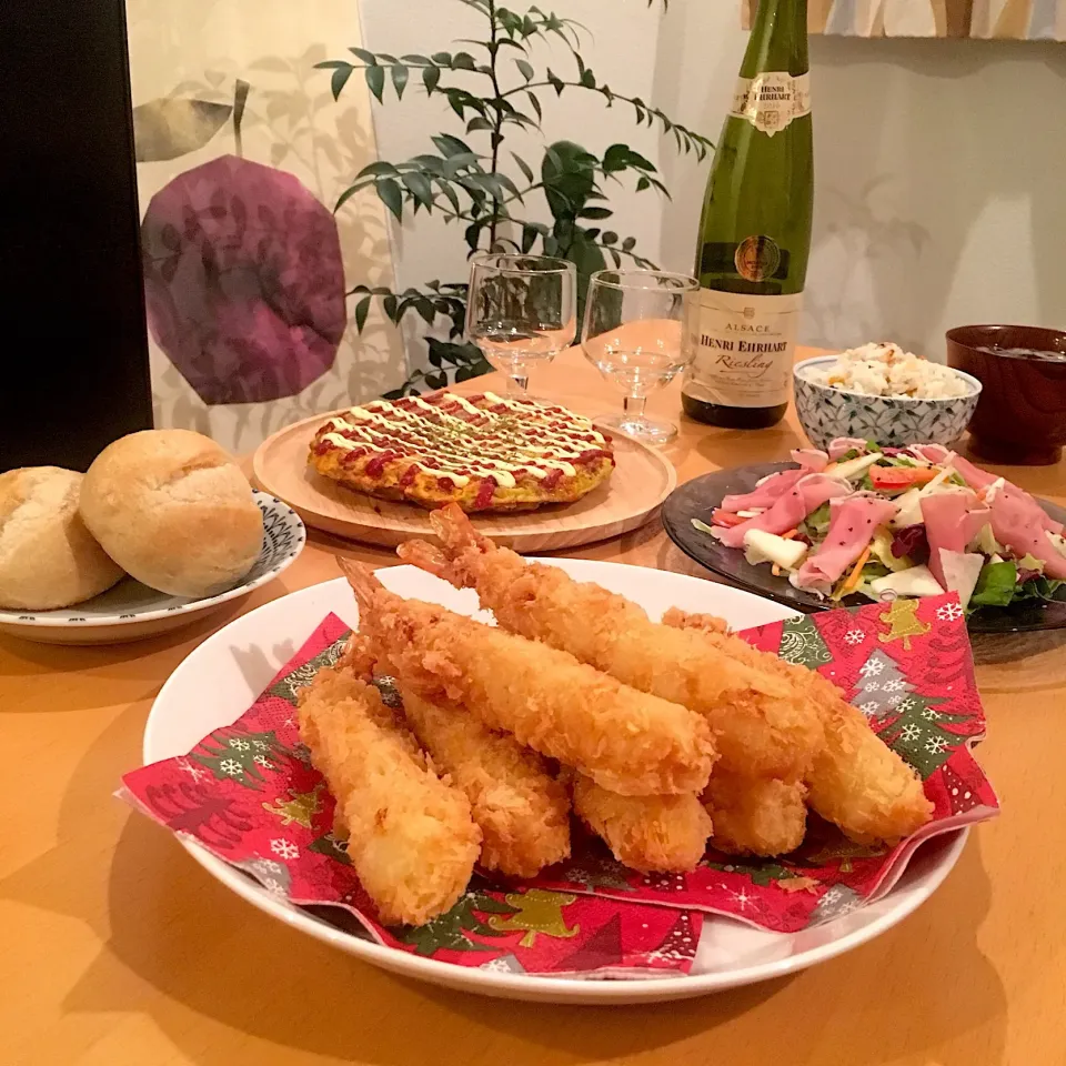 揚げたて大海老フライを囲むイヴのおうちごはん🍤🥖🥂🎄✨|leeさん