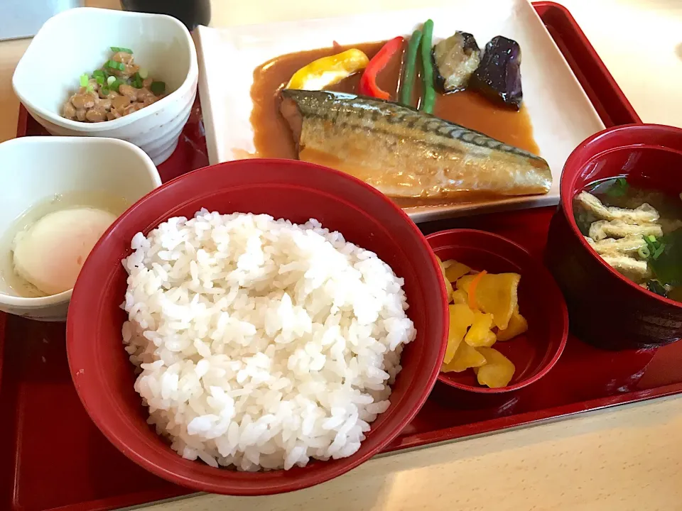 Snapdishの料理写真:ジョイフルの鯖味噌煮定食ごはん大盛り、納豆と温泉卵を追加|Kouji  Kobayashiさん