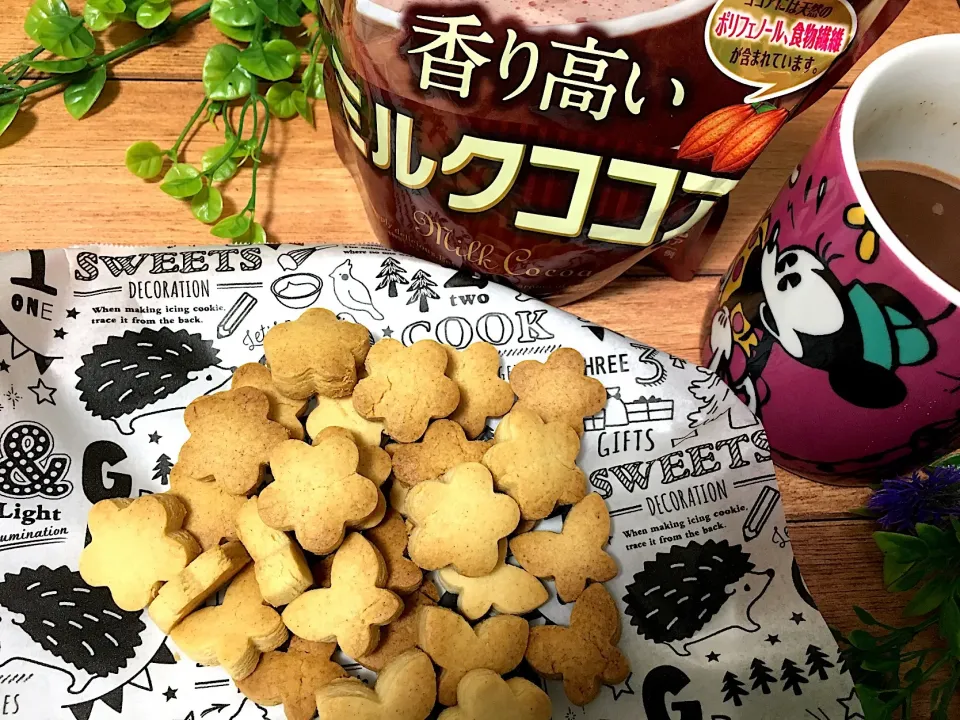 Snapdishの料理写真:サンタさんに捧げるクッキーとミルクココア
 #sdさんありがとう  #ミルクココア  #香り高いミルクココア  #クリスマス #サンタクロースに捧げます#クッキー|こむぎさん