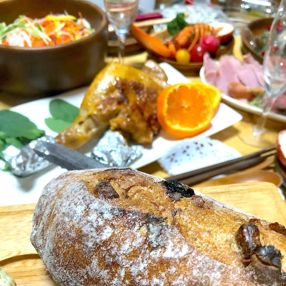 Snapdishの料理写真:胡桃とレーズンのカンパーニュとクリスマスディナー|ミカさん