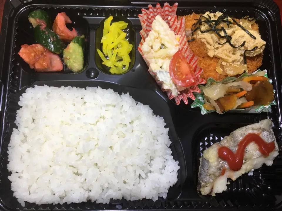 Snapdishの料理写真:カツ煮 日替わり宅配弁当 豊川市配達|Naokazu Kuritaさん