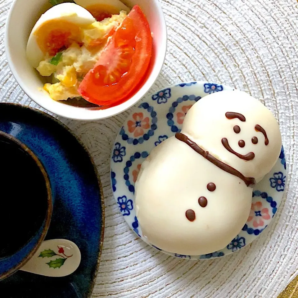 朝ごはんを食べよう☀️サラダとスノーマンのパンで朝ごはん⛄️|あしゃぱんさん