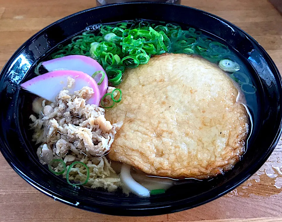 博多の丸天かしわうどん🍜福岡のうどんは古来の大阪うどんの味に似ていて気に入ってますわ😋さて、福岡の治安を乱します😎|にゃあ（芸名）さん