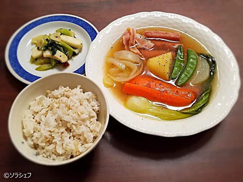 Snapdishの料理写真:今日の晩ご飯だよ(*^^*)
★もち麦入りご飯
★野菜たっぷりポトフ
★イカとセロリの塩炒め|ソラシェフさん