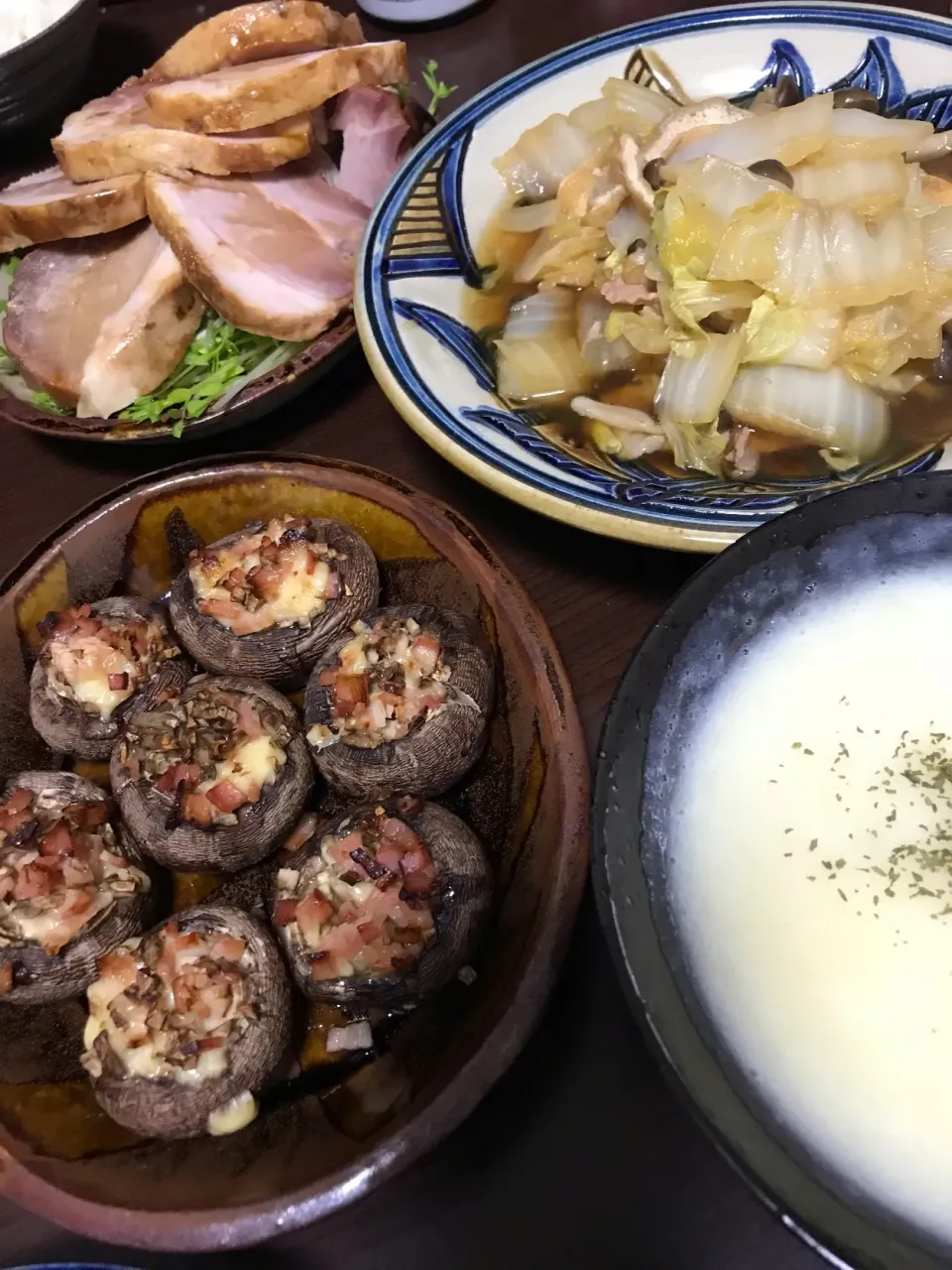 Snapdishの料理写真:12月25日晩ご飯。焼豚いただいたのでクリスマス無視。マッシュルームのチーズイングリル、白菜煮、じゃがいものポタージュ。|あやさん