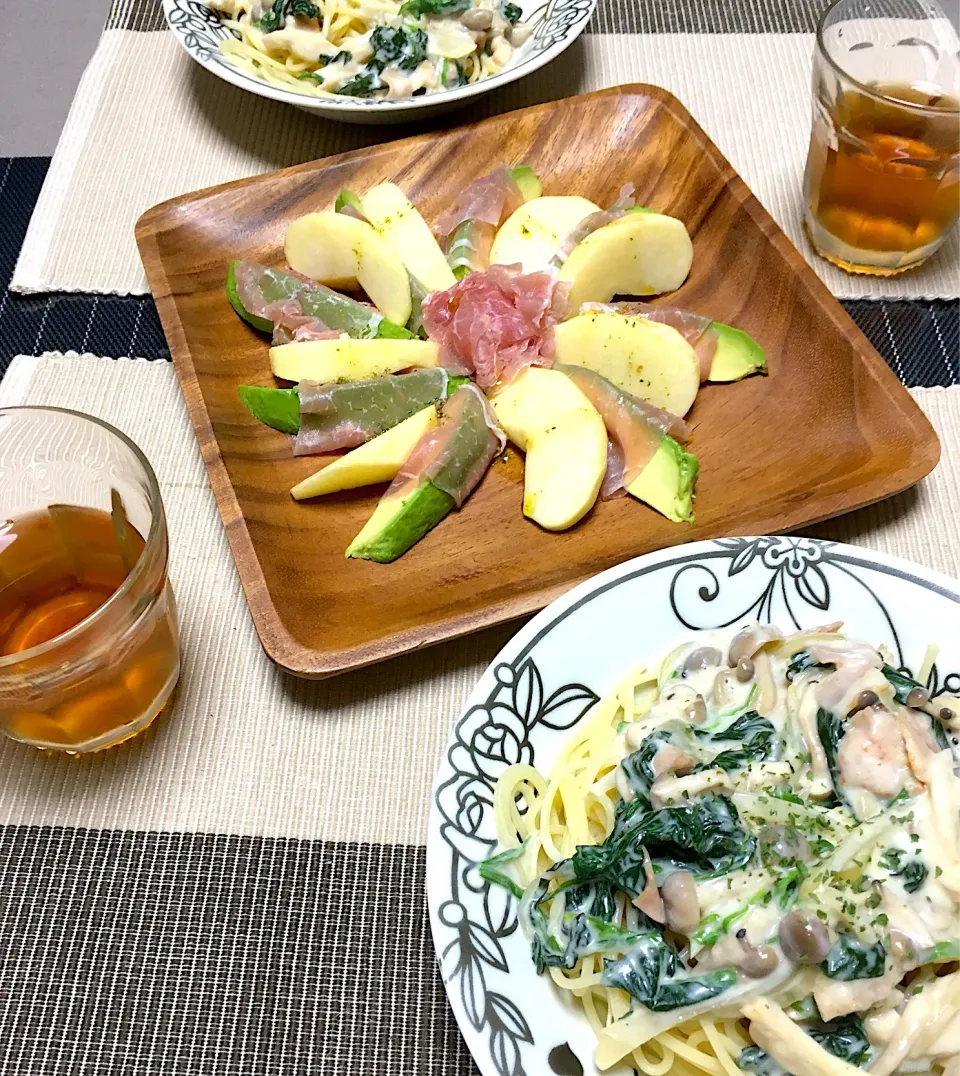 Snapdishの料理写真:・ほうれん草ときのこのスープ生パスタ ・アボカド&りんご生ハム🥑|ちぐあささん