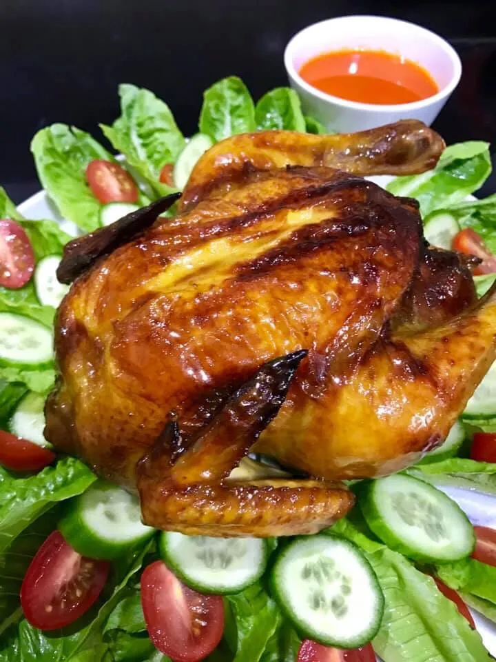 Honey Roasted Chicken with fresh salad and chilli vinegrette dipping sauce, chicken rice & soup|Joha Hassanさん