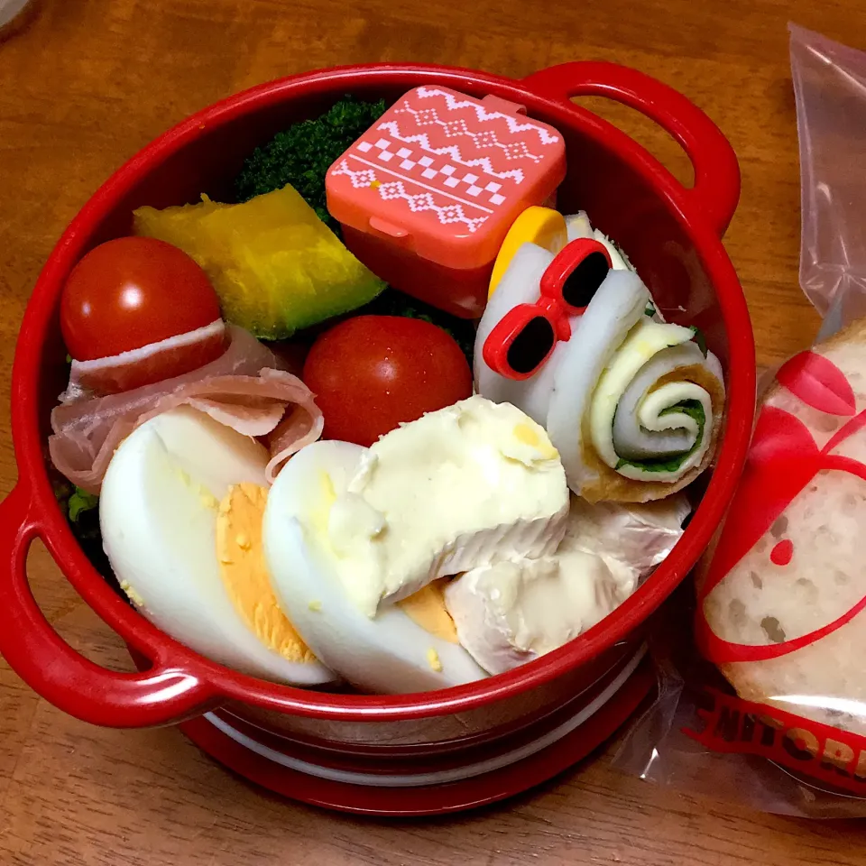 Snapdishの料理写真:サラダとバケット サンドイッチJKお弁当|なお。みさん