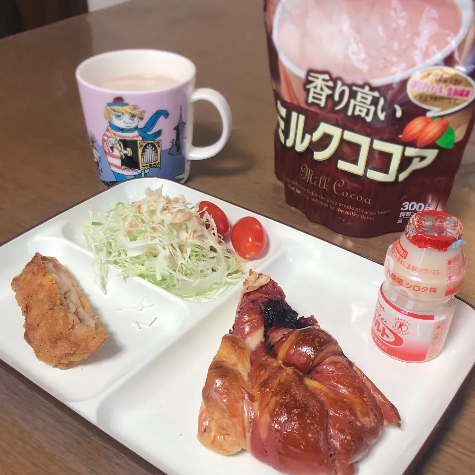 Snapdishの料理写真:名糖ミルクココアで温かい朝食

 #名糖産業さんありがとう  #名糖  #名糖ミルクココア  #名糖産業 #ミルクココア#朝食 #大きなツイストパン #サンタパン#ココア #ココアパウダー|izuyoさん