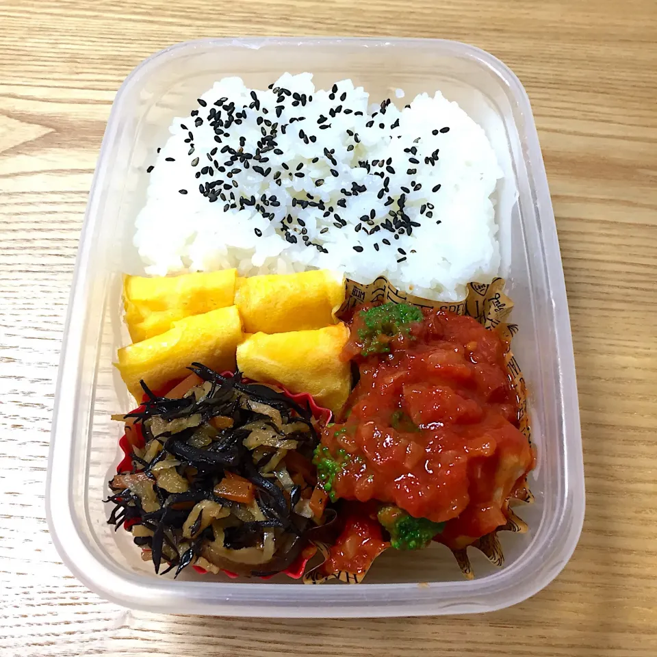 水曜日の旦那さんのお弁当☺︎ #お弁当記録 #チキンとトマトの煮込み #ひじきの煮物|むさけんさん