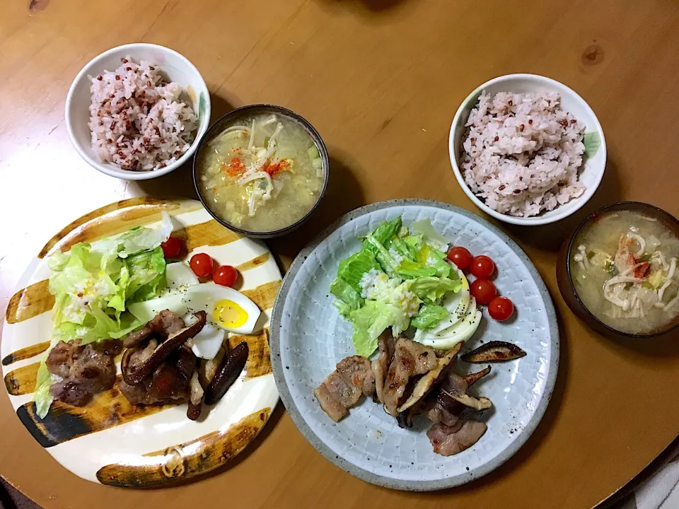 Snapdishの料理写真:塩麹漬け豚バラと椎茸のグリル サラダ 大根とお豆腐のお味噌汁 赤米ご飯🍚|さくたえさん