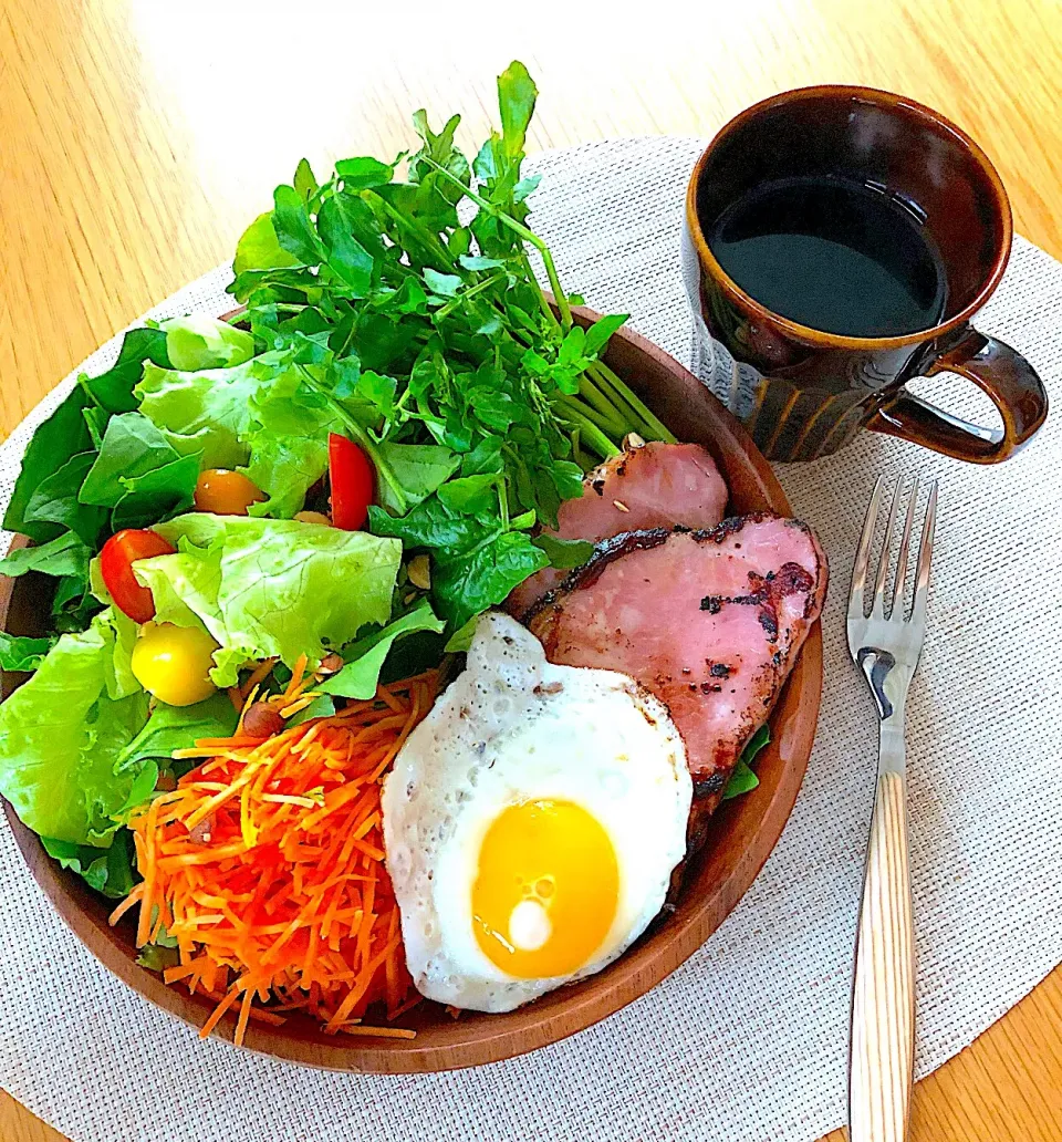 朝ごはんを食べよう🥗パストラミの厚切りロースハムでハムエッグワンプレート😋🍳|あしゃぱんさん