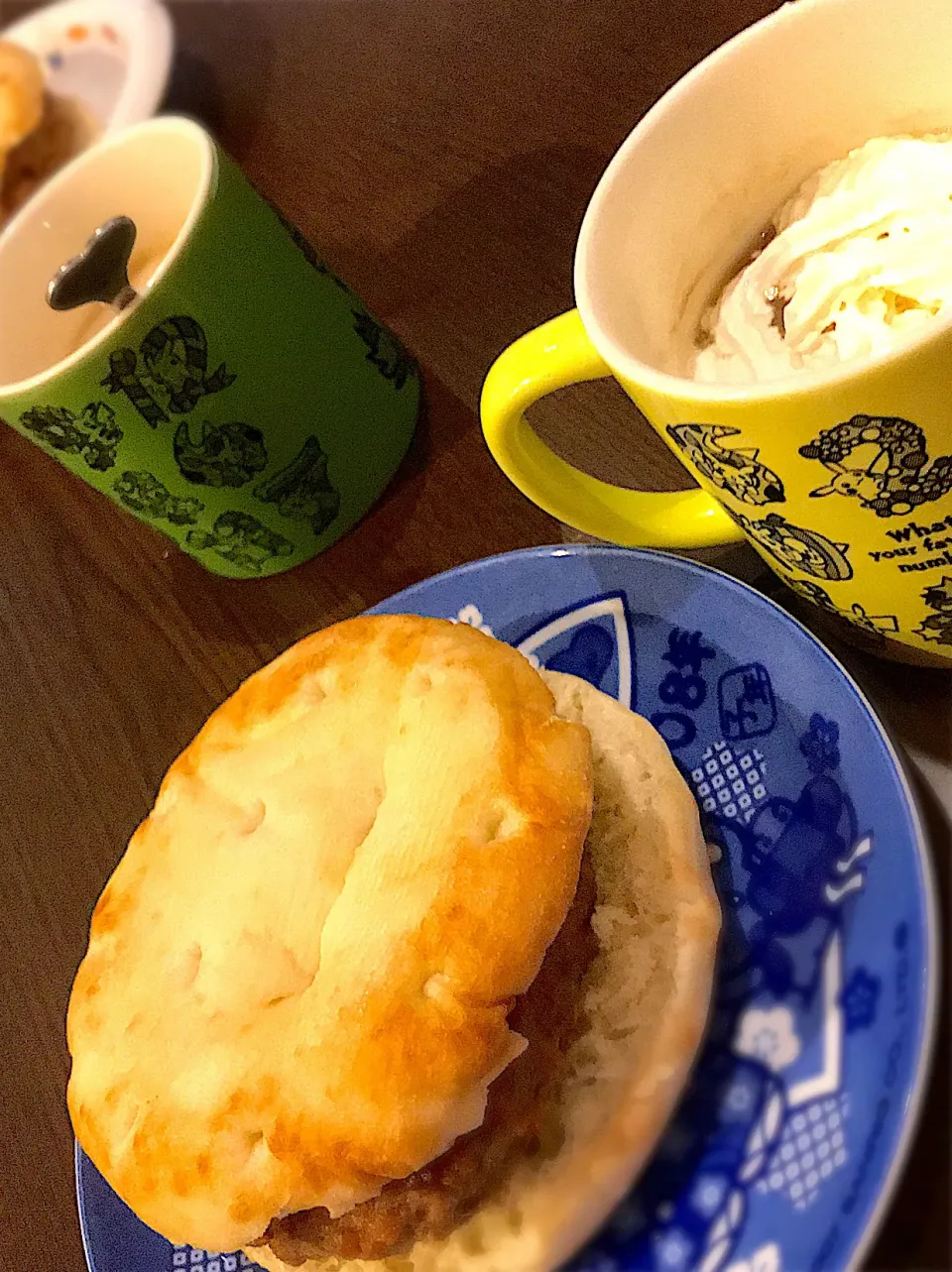 フォカッチャ チーズハンバーグサンド🧀🍪  ウインナコーヒー☕️|ch＊K*∀o(^^*)♪さん