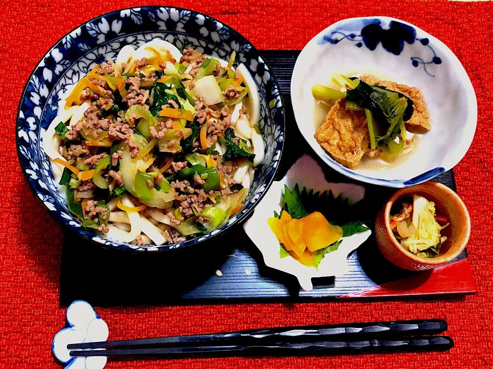 12/25昼食  #昼ごはん  #旦那さんの料理
•旦那さんの用意してくれた坦々うどん •厚揚げ煮  •漬け物
‥仕事の戻りが15:00ごろになる日は、自宅仕事の旦那さんが何かしら料理してくれています^ ^有難い‥|おさんどんさん