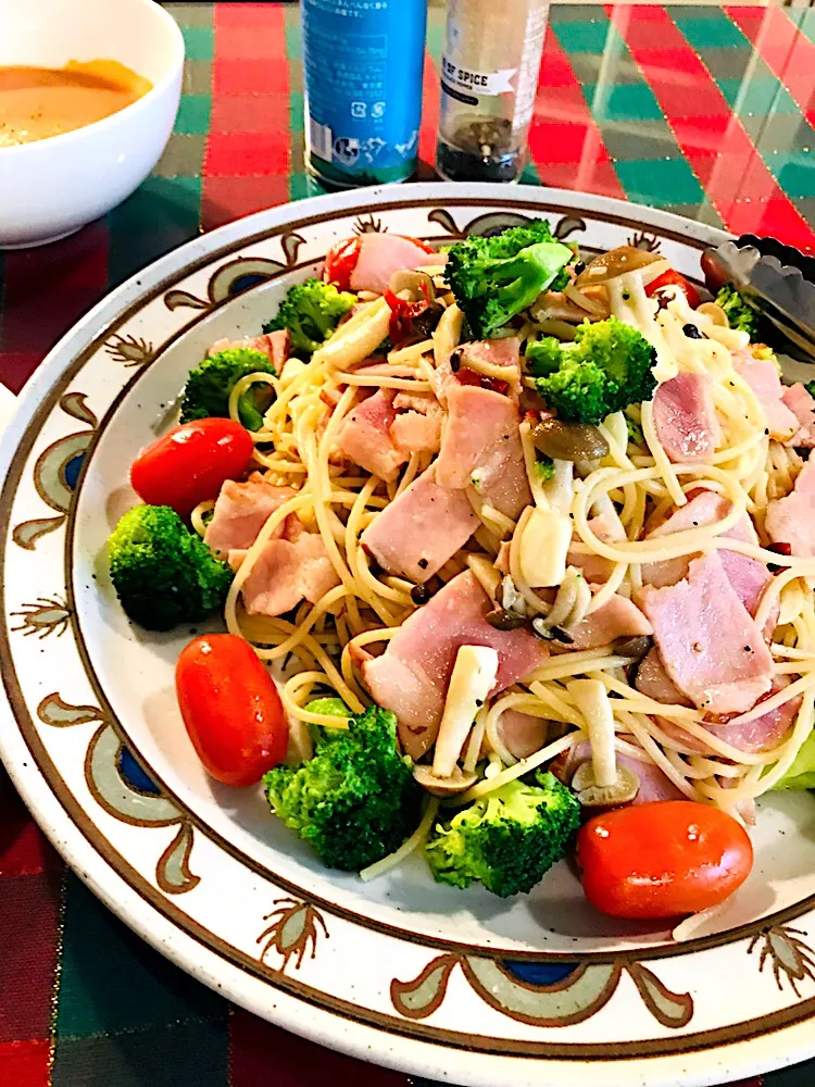 Snapdishの料理写真:☆水曜日の朝パスタ☆ブロッコリー🥦ベーコン🥓のペペロンチーノ|静香さん