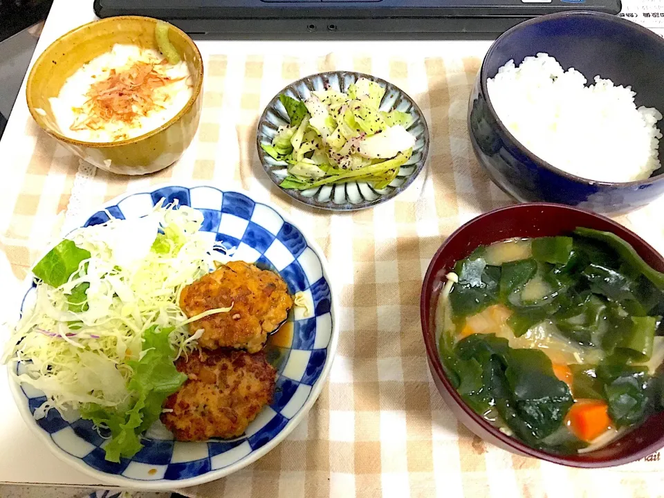 具沢山味噌汁、キャベツのゆかり和え、豆腐と鳥挽肉のしそつくね、とろろごはん|KKOさん