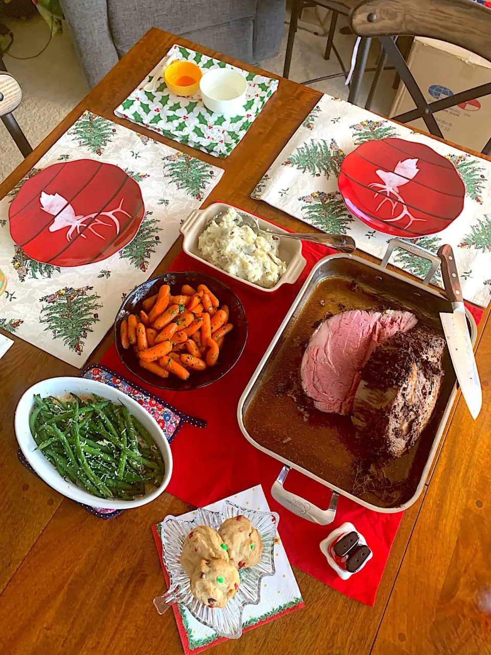 Christmas dinner : Pepper and rosemary-crusted prime rib roast with creamy horseradish, glazed carrots, parmesan panko greenbeans and garlic mashed potatoes|Sayaka Jinsenji Huletteさん