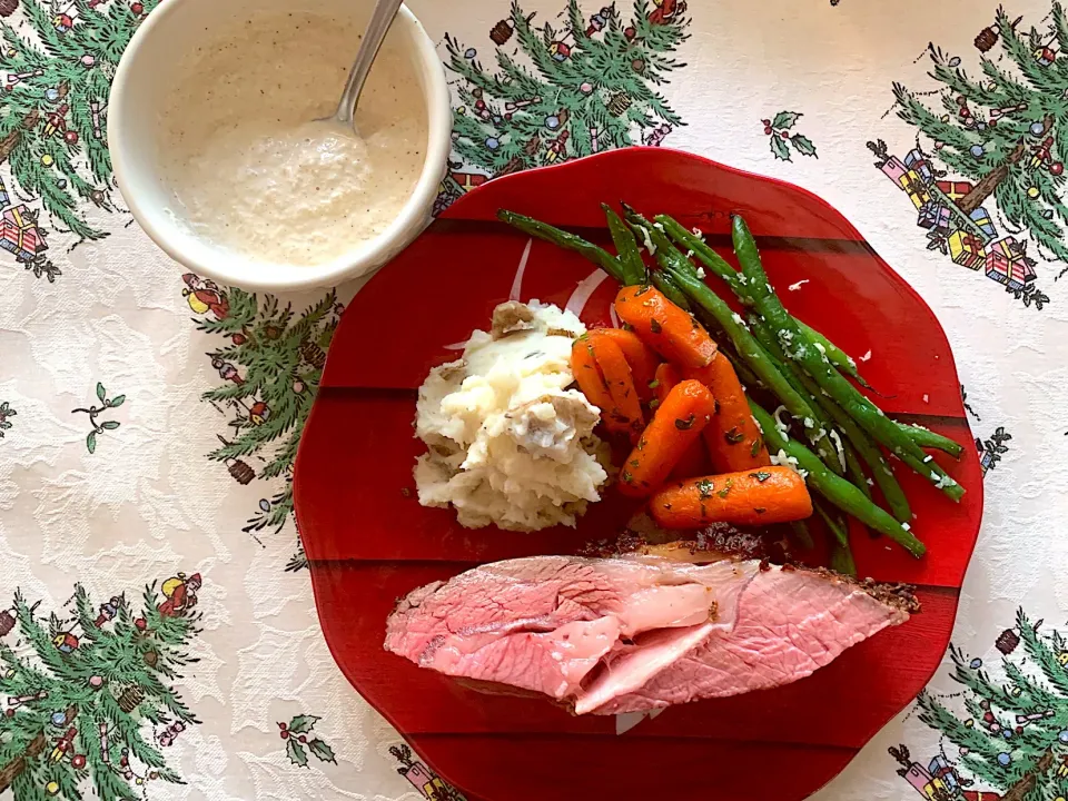 Pepper and rosemary-crusted prime rib roast with creamy horseradish, garlic mashed potatoes, glazed carrots and parmesan-panko green beans|Sayaka Jinsenji Huletteさん