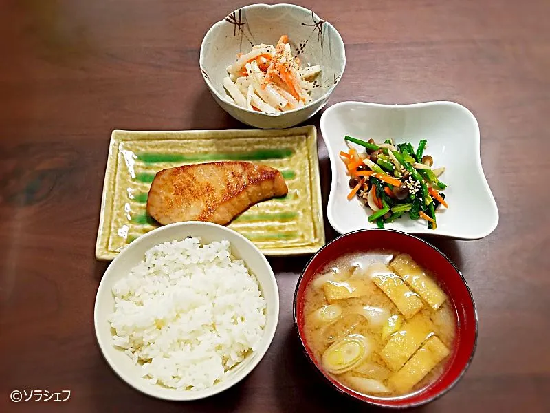 Snapdishの料理写真:今日の晩ご飯だよ(*^^*)
★マグロ醤油漬け焼き
★ほうれん草のおひたし
★大根の明太マヨ和え
★長ネギと油揚げの味噌汁|ソラシェフさん