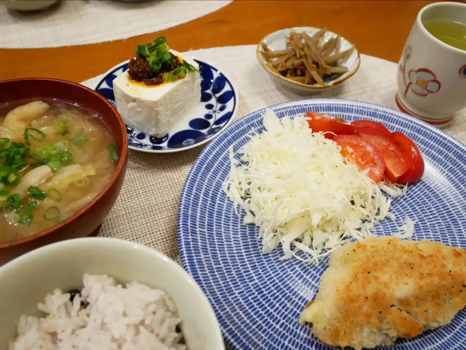 18/12/26 夕飯♪ サーモンカツレツ（チーズ＆ほうれん草、生協品） きんぴら 冷奴 味噌汁|ikukoさん