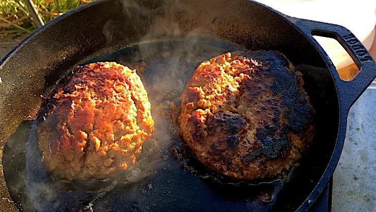 Snapdishの料理写真:キャンプでハンバーグ🏕#ジュージュー香ばしい|にゃふてんさん