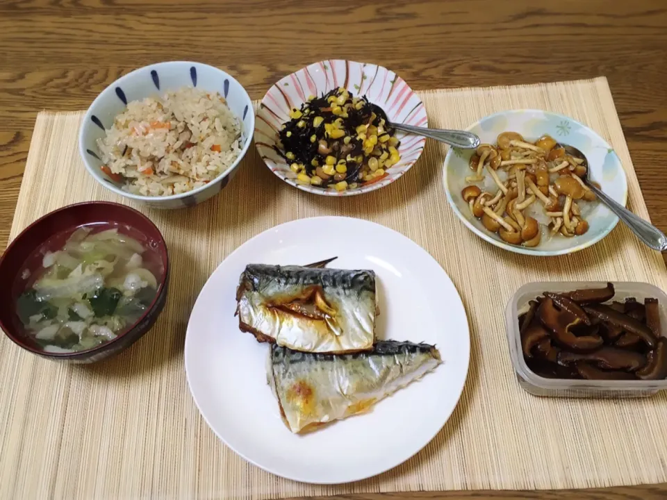 炊き込みご飯・バターコーンひじき煮・なめこおろし・干し椎茸のうま煮・サバの塩焼き・具沢山おつゆ|美也子さん