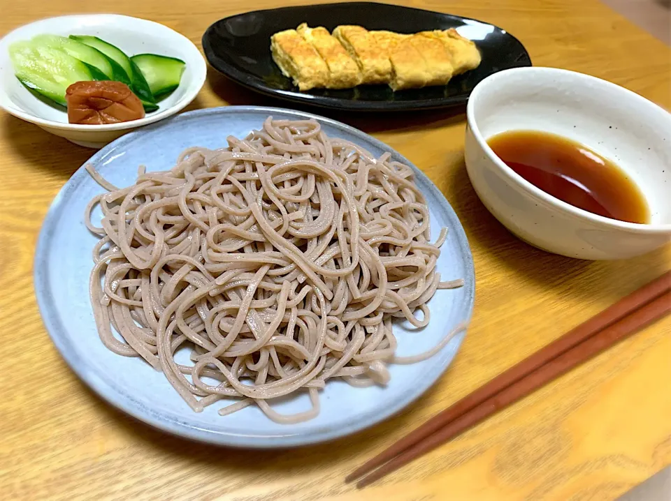 お蕎麦に卵と漬物の食べ物。美味しかったです☆|あやさん