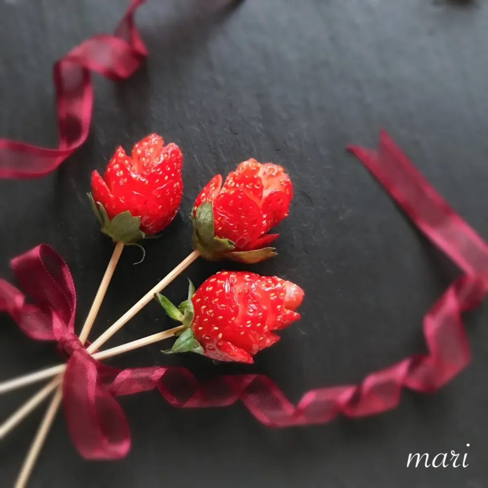 Snapdishの料理写真:いちごで薔薇🍓🌹
 #お菓子作り  #手作り #いちご #薔薇 #フルーツ|まーり（@mariyuiren）さん