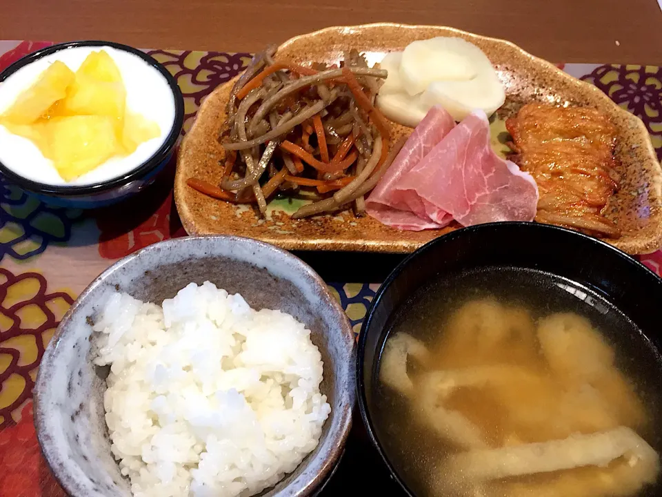 朝ごはん
きんぴらごぼう、生ハム、はんぺん付け焼、たくあん、白米、えのきと揚げの味噌汁、パイナップル添えヨーグルト|かよちゃんさん