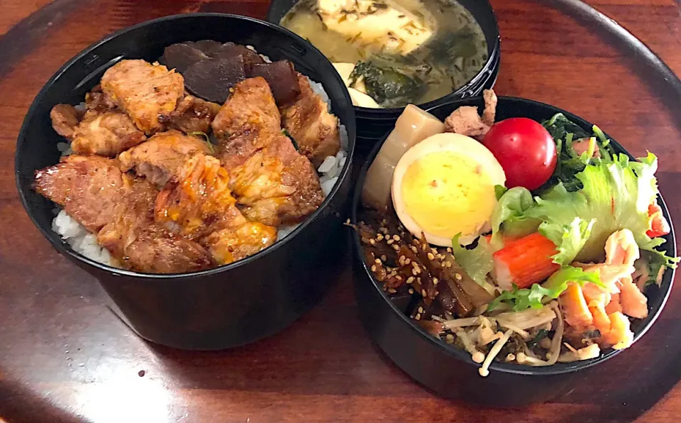 Snapdishの料理写真:本日もお弁当🍱トンテキ丼弁当🥩きんぴら牛蒡🌰ほうれん草ハムソテー🥬えのき和え物🌰味玉煮物🥚奈良漬け🥬 #息子弁当  #サーモスランチジャー  #トンテキ弁当  #きんぴらごぼう  #ほうれん草のソテー  #えのき茸  #味玉  #奈良漬け  #ぎばさ の汁物 #豆腐  #札幌  #中島公園|Yukie  Toriseさん