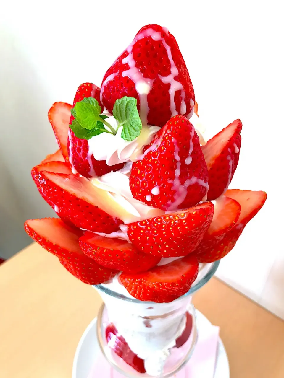 いちごのジャンボパフェ🍓|ナナさん