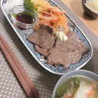 Snapdishの料理写真:プチお祝いご飯🥂
焼肉、コンソメスープ、キャベツのカレー炒めほか|よんさん