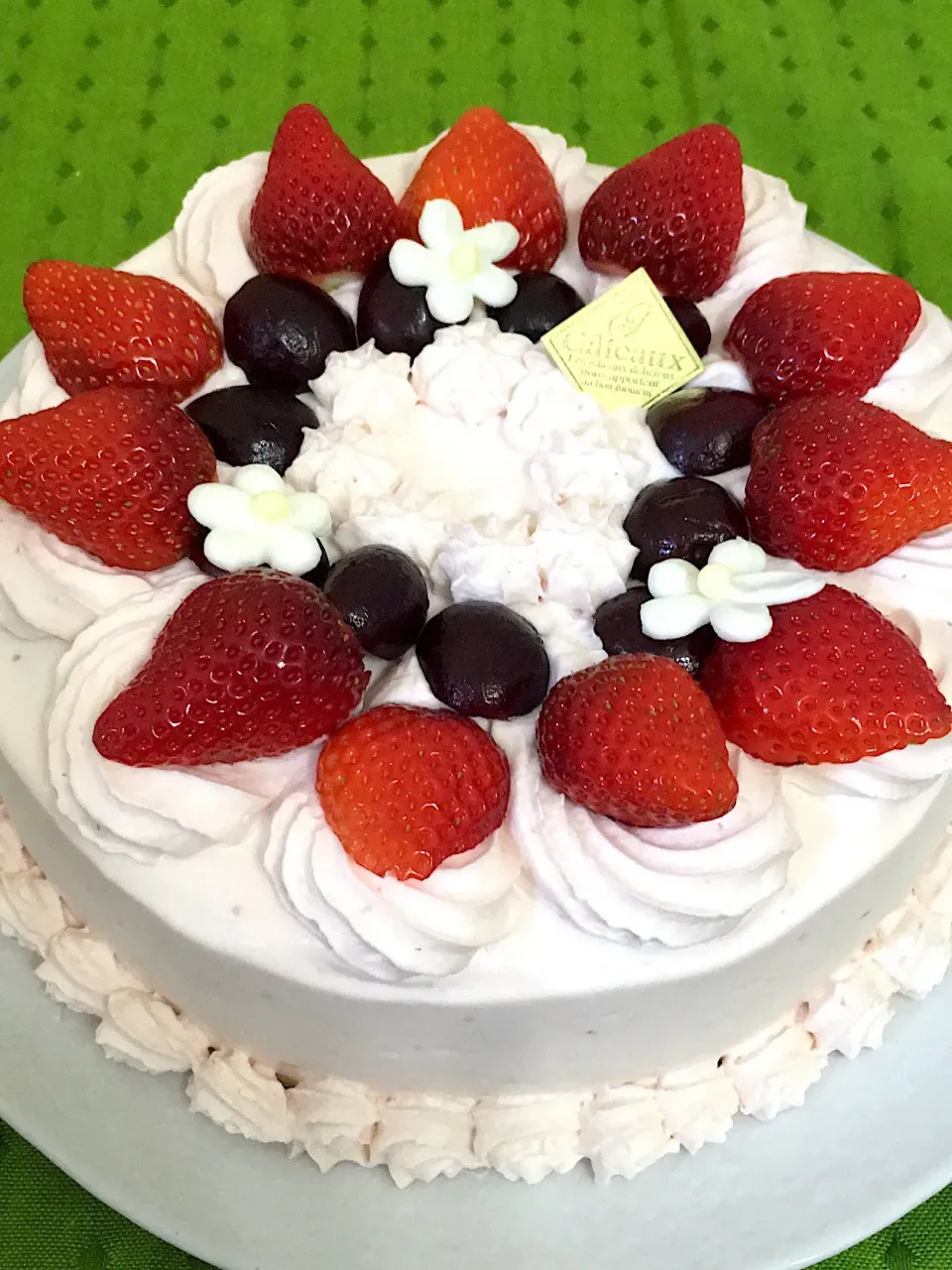 いちご🍓とチェリー🍒のデコレーションケーキ🎂|Miyukiさん